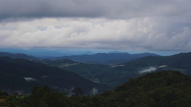 时间流逝:山地自然和雨云视频素材