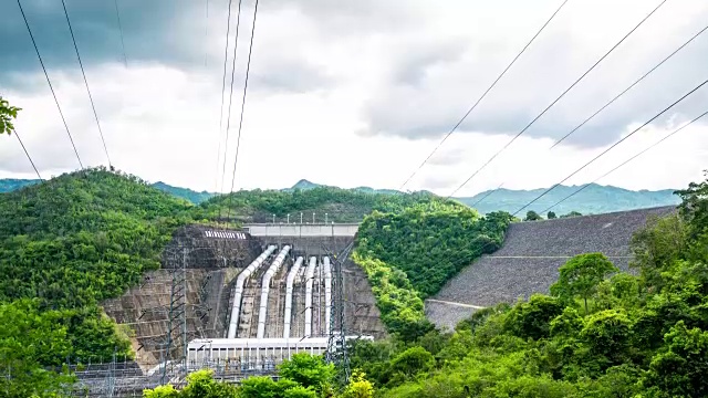 大坝与大管道和热带山与雨的背景，延时视频视频素材