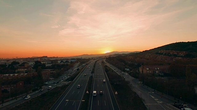 无人机在日落时的空中高速公路视频素材