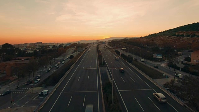 无人机在日落时的空中高速公路视频素材