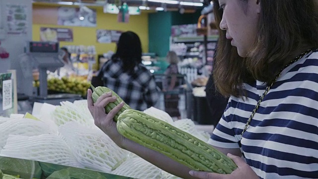 挑选水果和蔬菜。视频素材