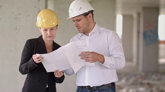 建筑师团队的男和女在工地讨论建筑计划视频素材