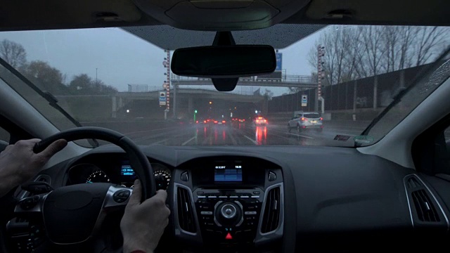 雨时汽车在高速公路上行驶视频素材