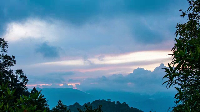 风景的日落和金色的天空与山背景，时间流逝视频视频素材