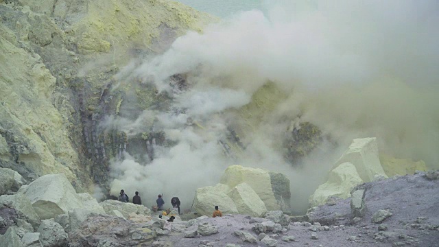 卡瓦伊真火山，硫磺被开采的地方视频素材