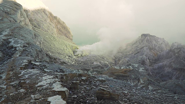 卡瓦伊真火山，硫磺被开采的地方视频素材