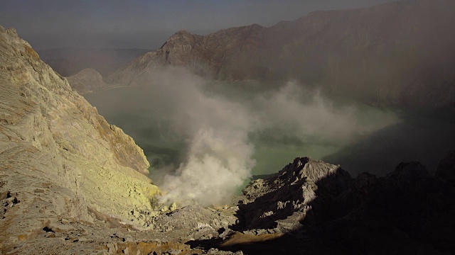 卡瓦伊真火山，硫磺被开采的地方视频素材