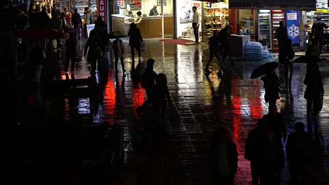 雨和夜晚的人视频素材