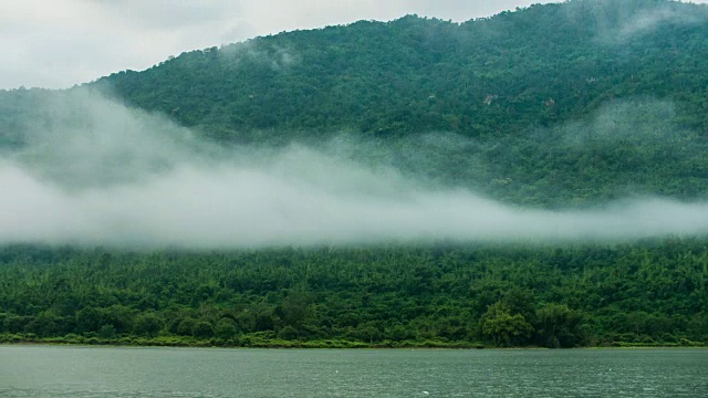 风景风景的雾流动在热带树木在山上，延时视频视频素材