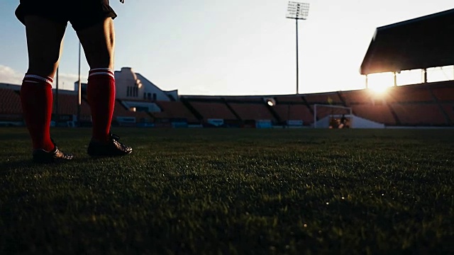 足球运动员用慢动作踢球视频素材