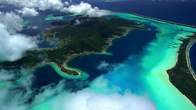 空中Bora Bora Otemanu山热带水上平房视频素材