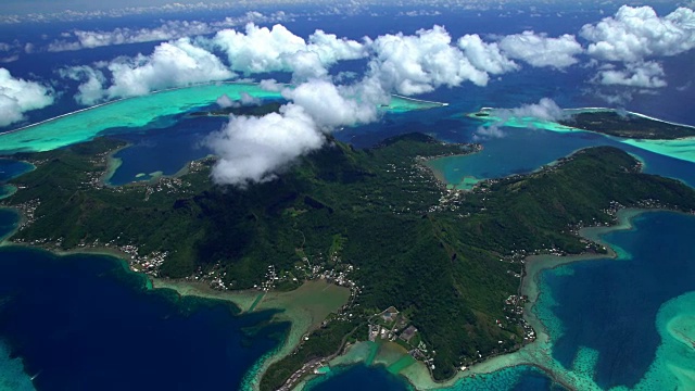 空中Bora Bora Otemanu山热带水上平房视频素材