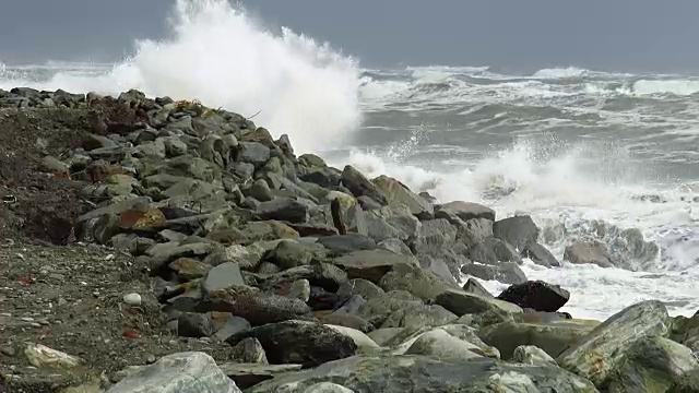 海浪冲击着海岸视频素材