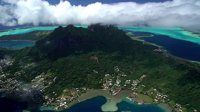 南太平洋Otemanu Vaitape的Bora Bora山视频素材