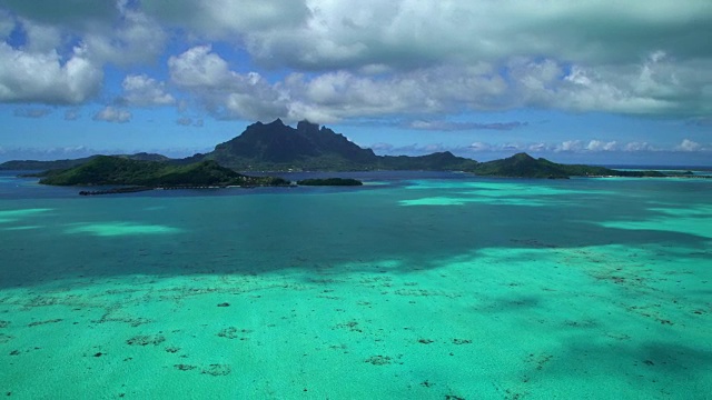 鸟瞰南太平洋博拉岛的Otemanu Bora山视频素材