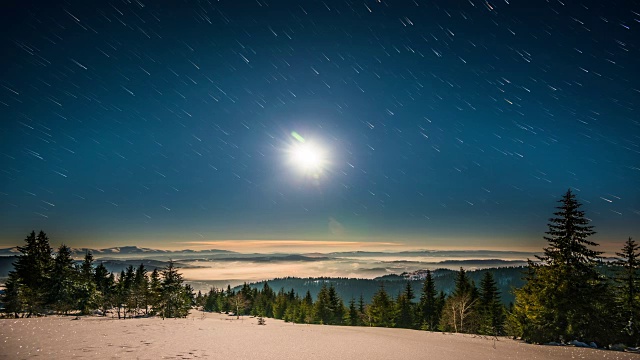 月亮和星星在喀尔巴阡山脉的时间流逝视频素材