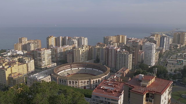 从La Malagueta, Bullring, matoros de La Malagueta广场和port of Castillo de La Malagueta, Malaga, Andalucia, Spain, Europe视频素材