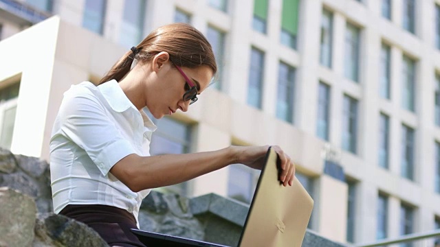 年轻女子在户外工作视频素材