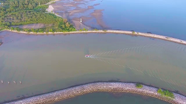 美丽的海港与Jitty沿海岸在渔村与无人机。视频素材