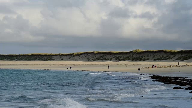 在凯瑞玛的海滩上散步视频素材