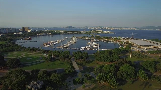 里约热内卢空中天线:以瓜纳巴拉湾为背景，向格洛丽亚码头和弗拉门戈城市公园的船只移动视频素材