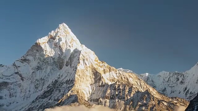 位于尼泊尔Khumbu地区的Dingboche村附近的海拔6856米的山峰Ama Dablam，在通往珠穆朗玛峰大本营的徒步小径上。视频素材