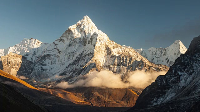 位于尼泊尔Khumbu地区的Dingboche村附近的海拔6856米的山峰Ama Dablam，在通往珠穆朗玛峰大本营的徒步小径上。视频素材