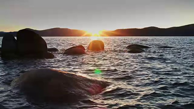 日落时的太浩湖波浪视频素材