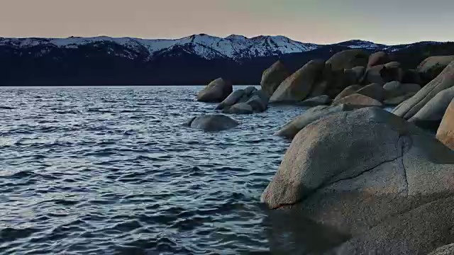 黎明时分，塔霍湖上的雪山视频素材