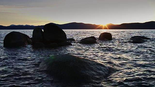 波浪拍打着太浩湖的巨石视频素材