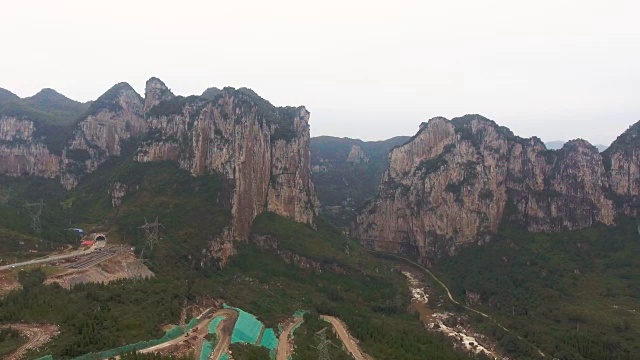 鸟瞰图景观乡村公路热带山，贵州省，中国视频素材