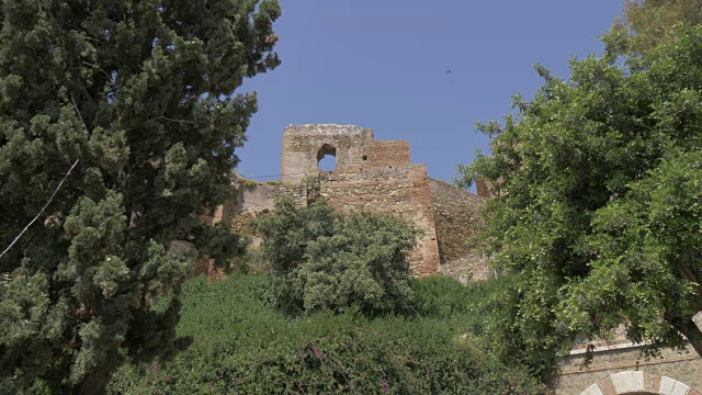 从Jardines de Pedro Luis Alonso, Malaga, Andalucia，西班牙，欧洲看到的阿尔卡扎巴墙视频素材