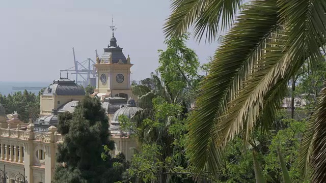 从Alcazaba，马拉加，安达卢西亚，西班牙，欧洲市政厅宫殿的高架视图视频素材