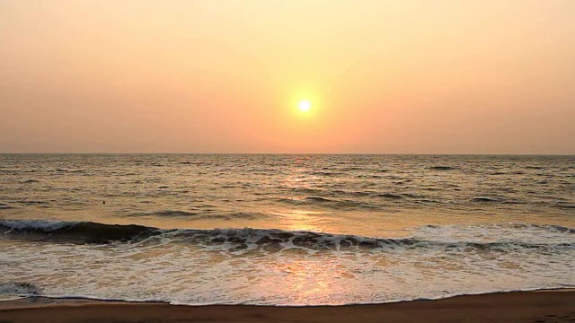 海上日落的晚景视频素材