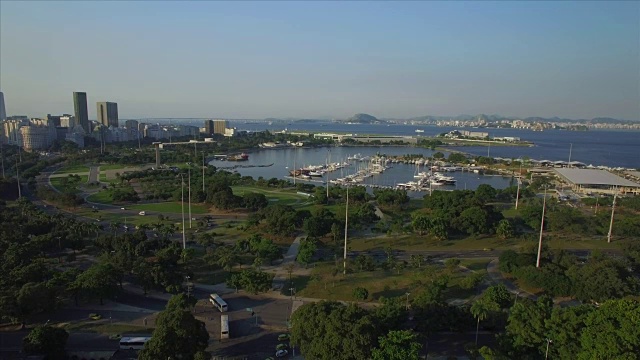 里约热内卢的空中景致:以瓜纳巴拉湾为背景的格洛丽亚码头和弗拉门戈城市公园内的交通状况视频素材