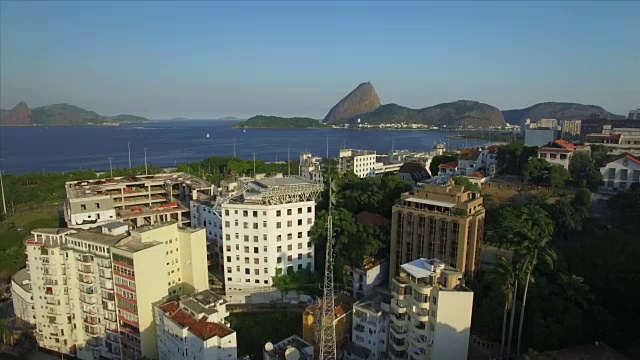 里约热内卢的空中飞行:缓慢地越过格洛里亚向休格洛夫山移动视频素材