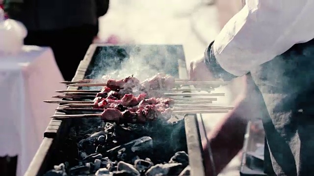 烤肉串是在街上做的视频素材