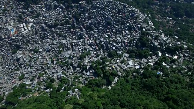 贫民窟空中天线:从森林中向上倾斜，展示巴西里约热内卢的Rocinha Favela视频素材