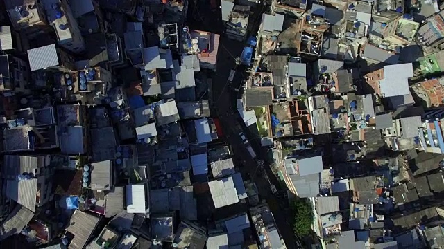 巴西里约热内卢的Rocinha Favela，空中贫民窟:上帝的眼睛直接俯视屋顶视频素材