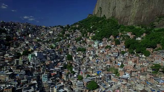 Favela Aerials:在巴西里约热内卢的Rocinha Favela上空盘旋视频素材