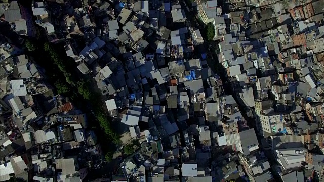 空中贫民窟:俯视巴西里约热内卢Rocinha Favela的屋顶，这是上帝的眼睛视频素材