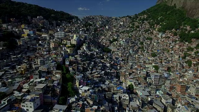 Favela Aerials:横过巴西里约热内卢的Rocinha Favela视频素材