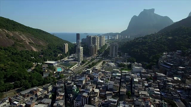 Favela Aerials:巴西里约热内卢的贫富对比视频素材