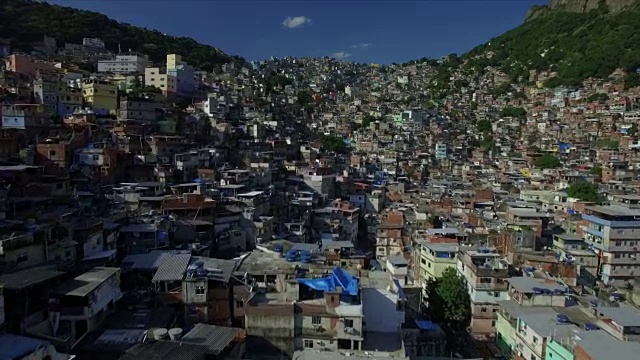 贫民窟空中:前锋进入巴西里约热内卢的Rocinha Favela视频素材