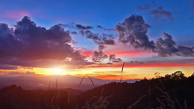 日落的时间流逝在天空与多云视频素材