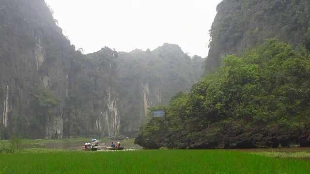 在Tam Coc的稻田间划船视频下载