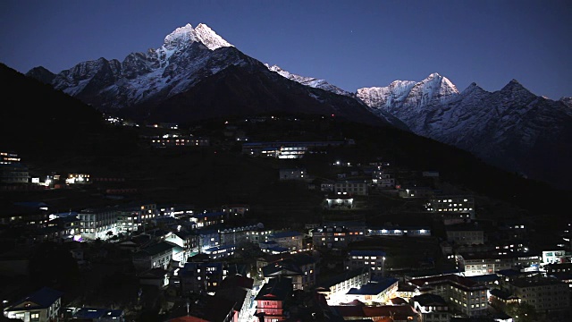 夜间的纳姆切集市，喜马拉雅山，尼泊尔视频素材