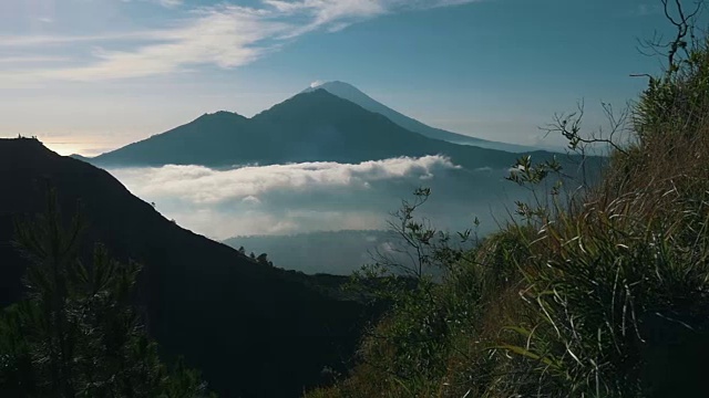 从巴图尔活火山远处拍摄的阿贡火山视频素材