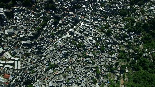 空中贫民窟:上帝的眼睛直接俯瞰巴西里约热内卢的Rocinha Favela视频素材