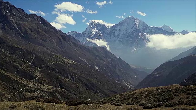 喜马拉雅山，尼泊尔，通往珠穆朗玛峰大本营的徒步旅行路线的全景。视频素材